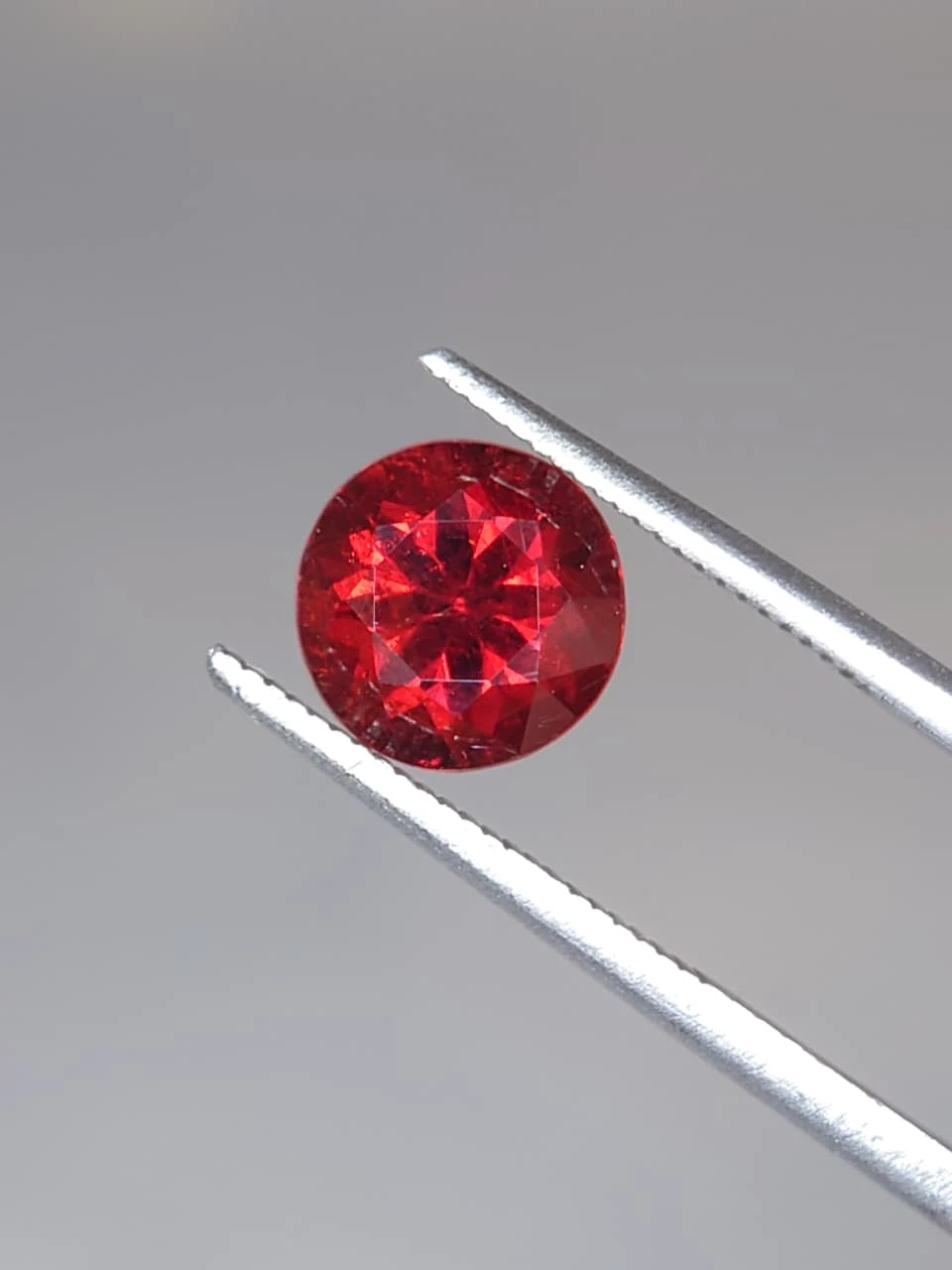 2.6ct Round Brilliant Faceted Malaya Garnet from Tanzania — view 4